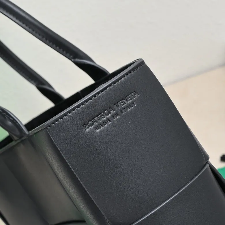 The batch of 2000 BV tote bag (small four compartments) has finally been shipped🔥🔥 The leather feels great! It's a very low-key bag. The more I look at it, the more I like it. I usually go out for rides and planes because I have a lot of stuff and need to carry a computer. Carrying a bag like this is all it takes. It comes with a small bag for storage, which is very convenient. Style number: 9898 Size: 38*10*28cm